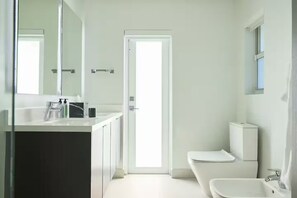 Hair dryer, towels, soap, toilet paper - Cumpa's House: Mid-Century Luxury in Miami (Pinecrest)