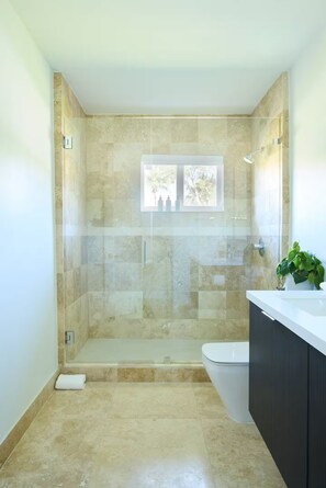 Hair dryer, towels, soap, toilet paper - Cumpa's House: Mid-Century Luxury in Miami (Pinecrest)