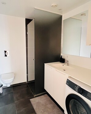 Hair dryer, towels, soap, toilet paper - Modern fully equipped 2-bedroom apartment in København neighborhood (København)