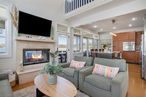 Smart TV, fireplace, books - Beachwalk Bliss.  Sleeps 17, lake access off the back yard, hot tub and all the (Michigan City)