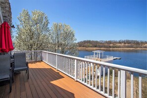 Terrace/patio - Beachwalk Bliss.  Sleeps 17, lake access off the back yard, hot tub and all the (Michigan City)