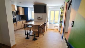 Kühlschrank, Mikrowelle, Ofen, Herdplatte