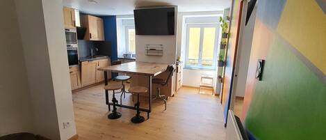 Réfrigérateur, micro-ondes, four, plaque de cuisson