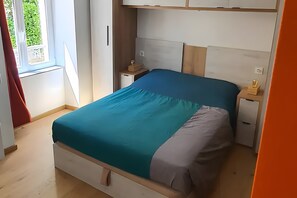 1 habitación, tabla de planchar con plancha, wifi y ropa de cama 
