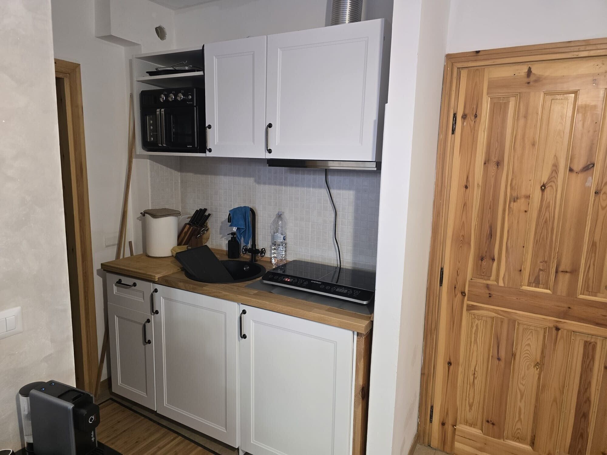 Réfrigérateur, four, plaque de cuisson, cafetière/bouilloire