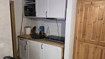 Fridge, oven, stovetop, coffee/tea maker