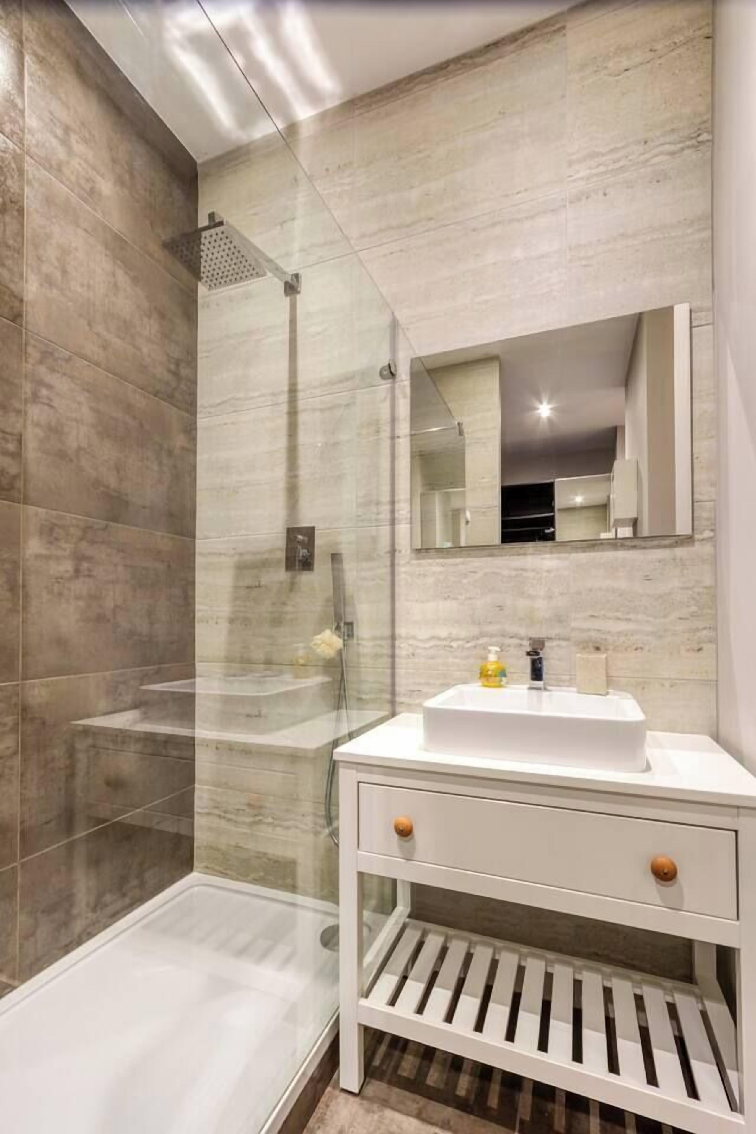 Secador de pelo, toallas