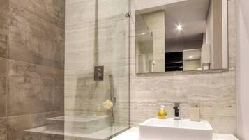 Secador de pelo, toallas