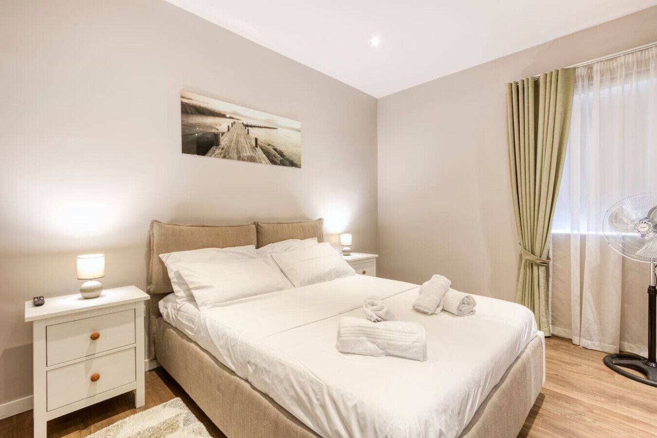 2 Schlafzimmer, Schreibtisch, Bügeleisen/Bügelbrett, Reisekinderbett