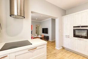 Fridge, oven, stovetop, dishwasher - Central Msida Apartment | Workspace, Wi-Fi & A/C (Msida)