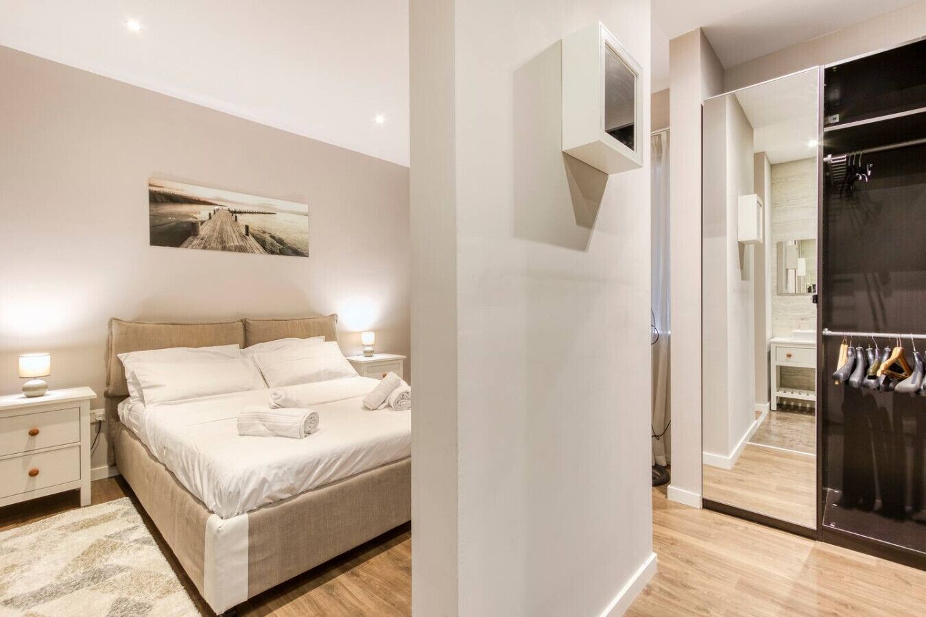 2 habitaciones, escritorio y tabla de planchar con plancha 