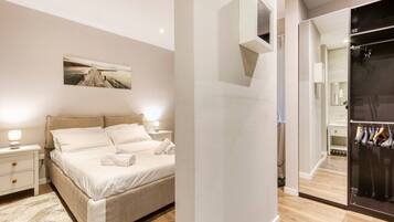 2 habitaciones, escritorio y tabla de planchar con plancha