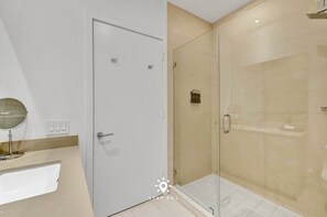Shower, hair dryer, towels, shampoo - Beautiful Balcony| 2BR Apt. Resort+Pools (Hollywood)