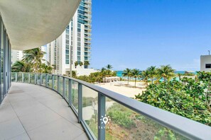 Property grounds - Beautiful Balcony| 2BR Apt. Resort+Pools (Hollywood)