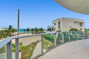 Property grounds - Beautiful Balcony| 2BR Apt. Resort+Pools (Hollywood)