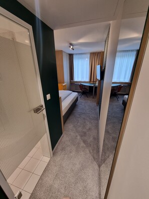 Habitación empresarial individual | Caja de seguridad en la habitación, cortinas blackout y insonorización 