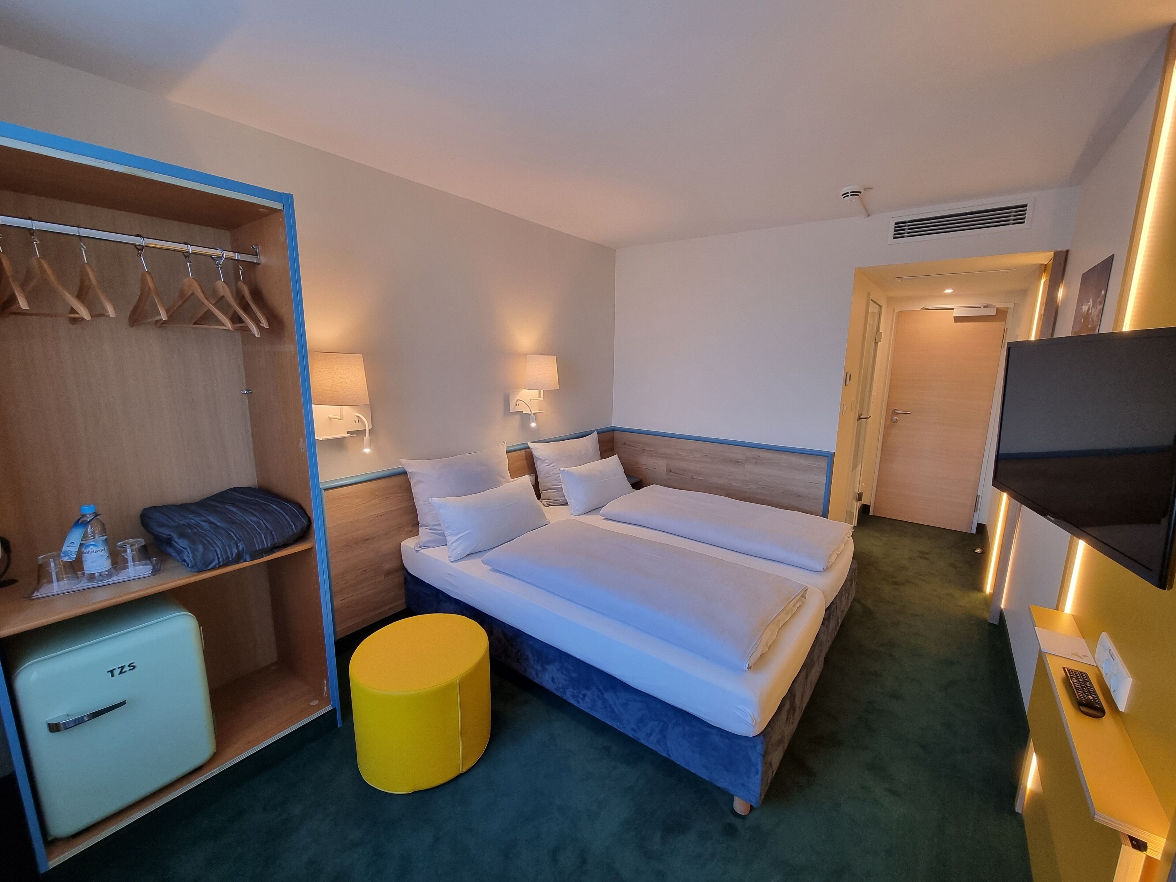 Hypo-allergenic bedding available, in-room safe, desk, laptop workspace