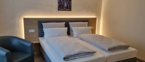 غرفة تننفيذية مزدوجة - بمنظر للمنتزه | خزنة داخل الغرفة وستائر تعتيم وتجهيزات عازلة للصوت ومكواة/لوح كي