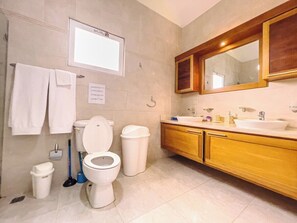 Toallas, jabón, papel de baño 