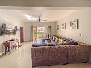 Living area - 3BD apt in central Cabarete, steps from beach (Cabarete)