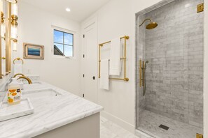 Shower, hair dryer, towels, soap - The Vic on 10th • Skyline Views • Heated Pool • 2025 Build • Firepit (Austin)