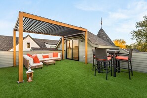 Outdoor dining - The Vic on 10th • Skyline Views • Heated Pool • 2025 Build • Firepit (Austin)