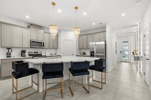 Fridge, microwave, dishwasher, coffee/tea maker - Luxury 7 Bed Villa with Pool/Spa, Game Room & Resort Clubhouse (Kissimmee)