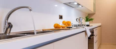 Réfrigérateur, un four, surface de cuisson, lave-vaisselle