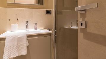 Dusche, Haartrockner, Bidet, Handtücher