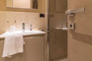 Dusche, Haartrockner, Bidet, Handtücher