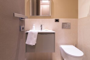 Douche, sèche-cheveux, bidet, serviettes fournies