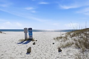 Casa, varias camas (The Yellow Rose #3) | Playa