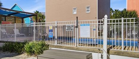 Maison, plusieurs lits (The Yellow Rose #3) | Piscine