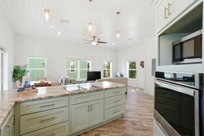 Casa, varias camas (The Yellow Rose #3) | Cocina privada