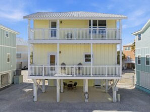 Casa, varias camas (The Yellow Rose #3) | Exterior