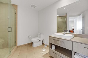 Shower, hair dryer, towels, shampoo - Balcony views - Cozy Apartment  2BR (Hollywood)