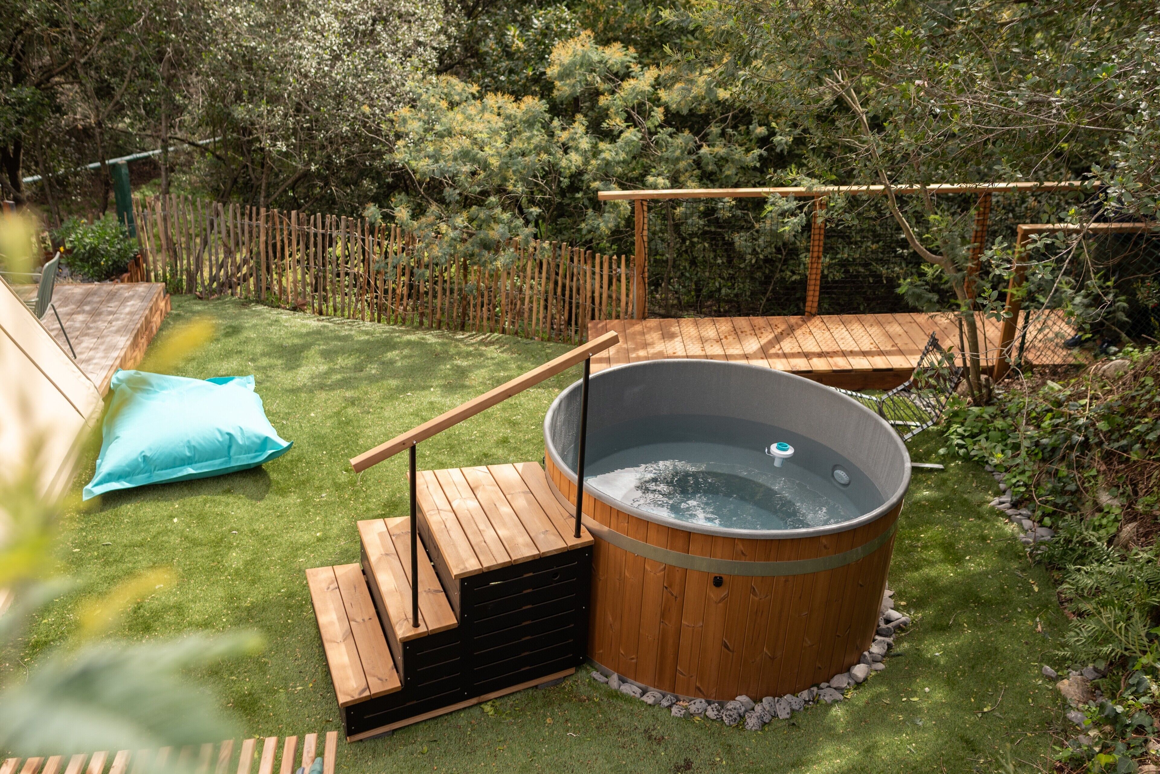 Bañera de hidromasaje al aire libre