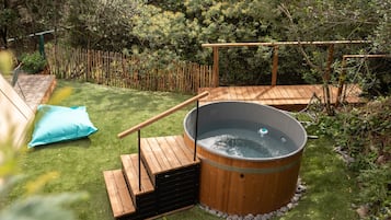 Bañera de hidromasaje al aire libre