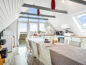 Kylskåp, mikrovågsugn, diskmaskin och grytor/köksredskap