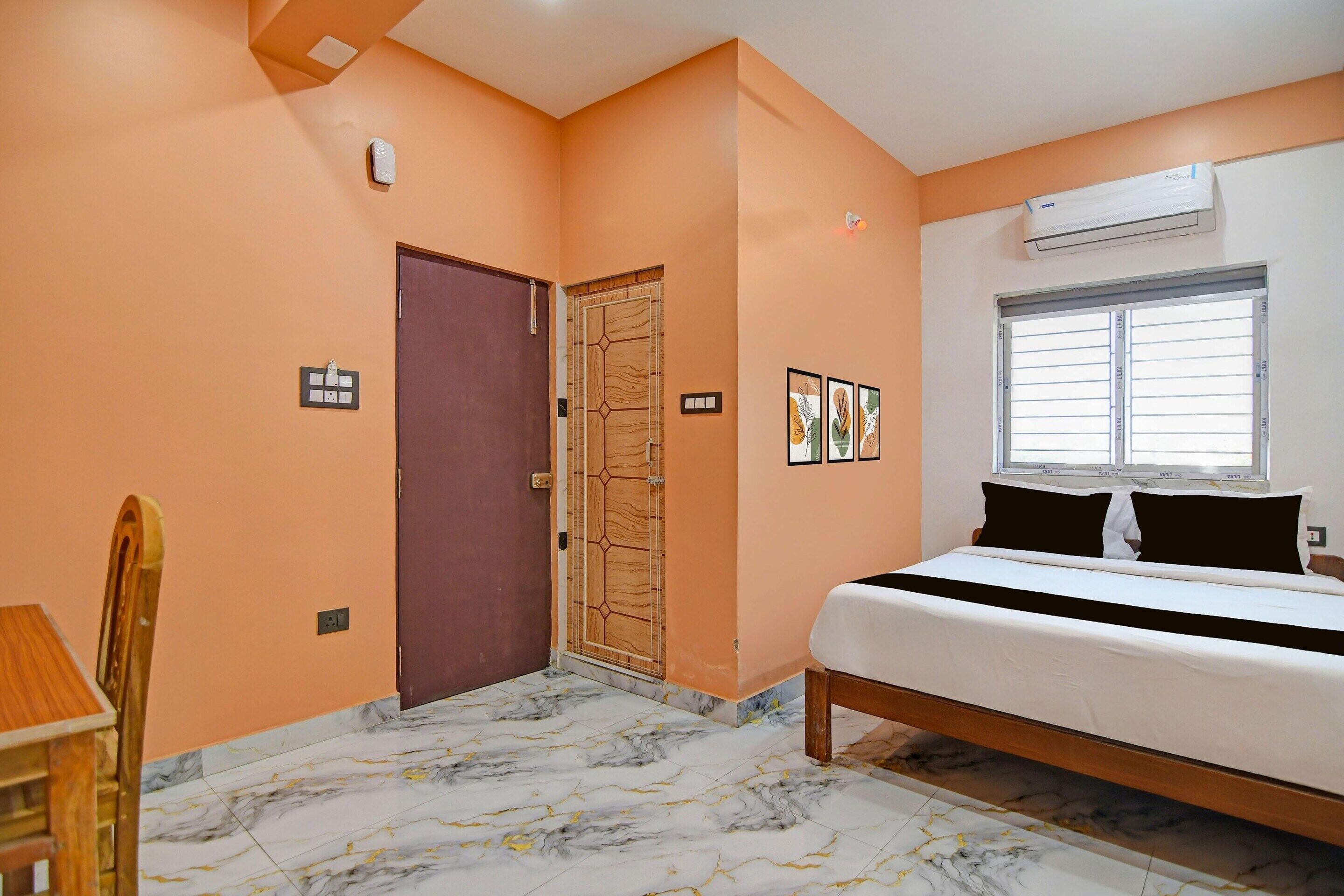 Una camera da letto con un letto, una finestra, una porta e un pavimento in marmo.