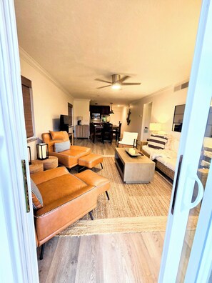 Televisión y chimenea 