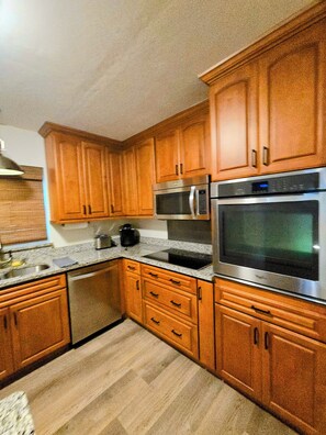 Microondas, horno, parrilla de estufa y lavavajillas 