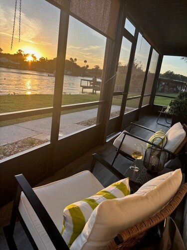 Luxury St. Johns River Retreat: 2/2 First Floor Peaceful Oasis. Boats Welcome!