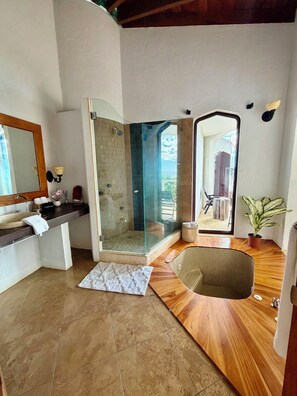 Jetted bath, hair dryer, towels, soap - Beautiful 10-bedroom house with AC in Provincia de Guanacaste (Provincia de Guanacaste)