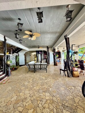 A spacious outdoor area with a stone floor, a ceiling fan, and multiple hanging lanterns. - Beautiful 10-bedroom house with AC in Provincia de Guanacaste (Provincia de Guanacaste)