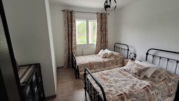 Een strijkplank/strijkijzer, wifi, beddengoed