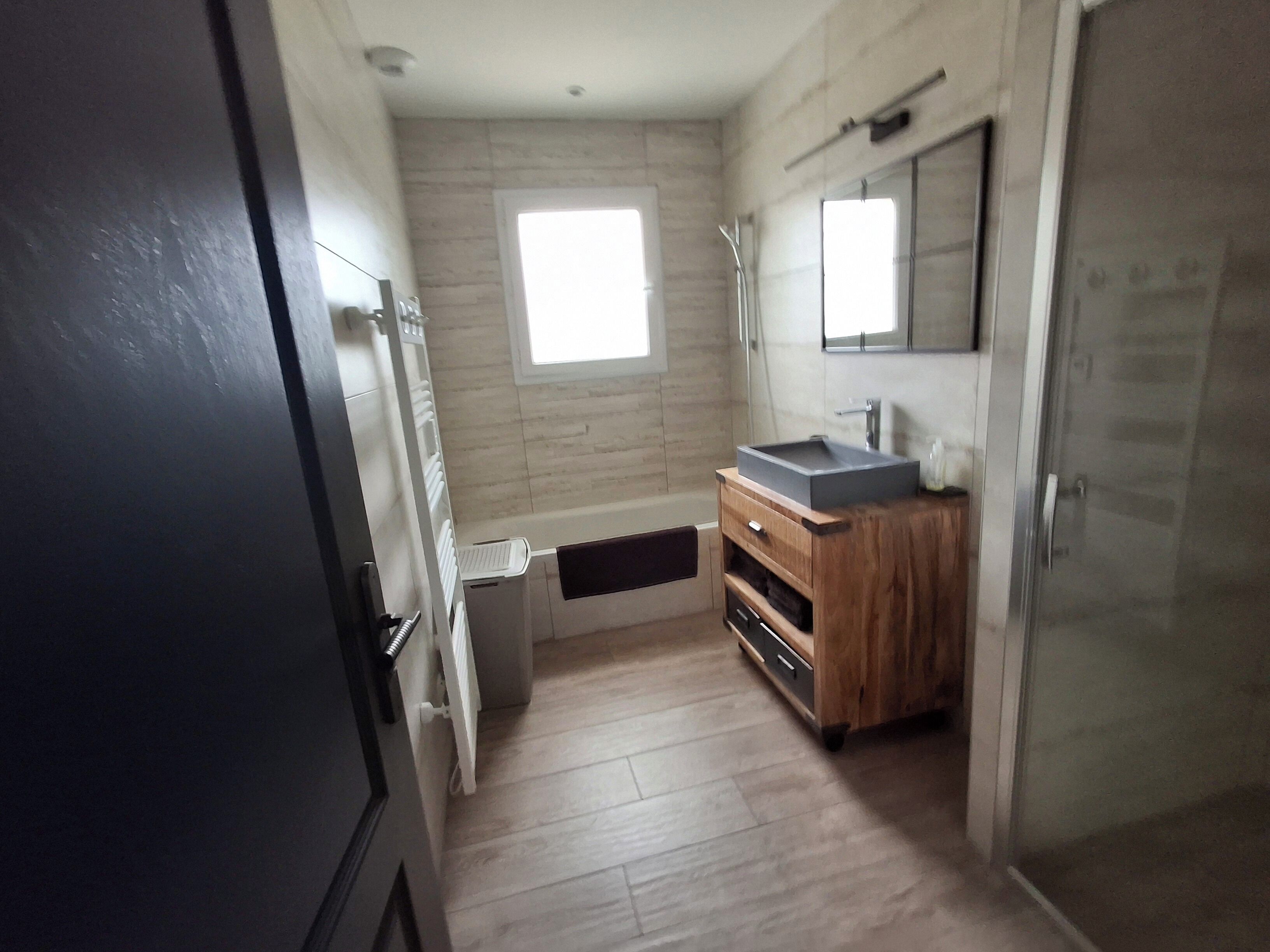 Hiustenkuivaaja, pyyhkeet, vessapaperi