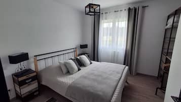 Een strijkplank/strijkijzer, wifi, beddengoed