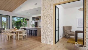 Een modern interieur met een eethoek, keuken en zithoek.