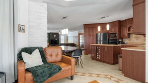 Unclassified image, 5 of 47, button - Nature, Pool Table & Water Access | Le Highland (Saint-Félix-d'Otis)